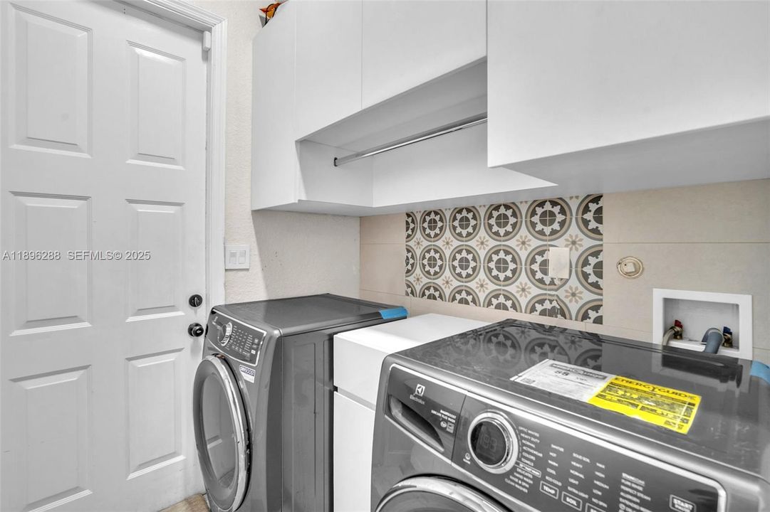 出租: $9,900 (5 贝兹, 3 浴室, 3285 平方英尺)