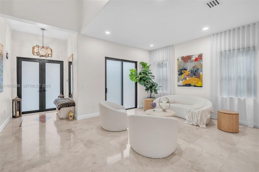 出租: $9,900 (5 贝兹, 3 浴室, 3285 平方英尺)