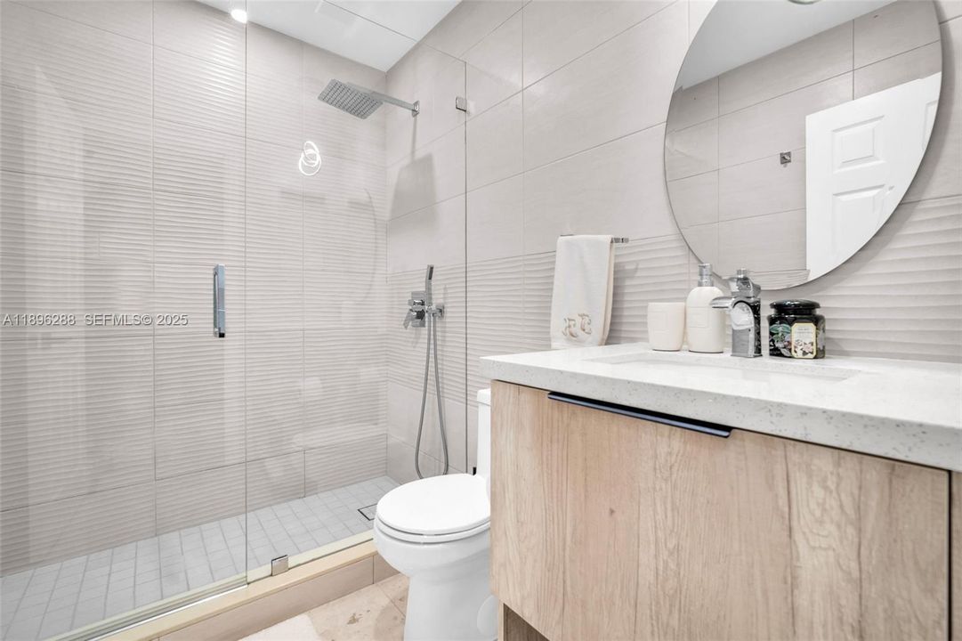 出租: $9,900 (5 贝兹, 3 浴室, 3285 平方英尺)