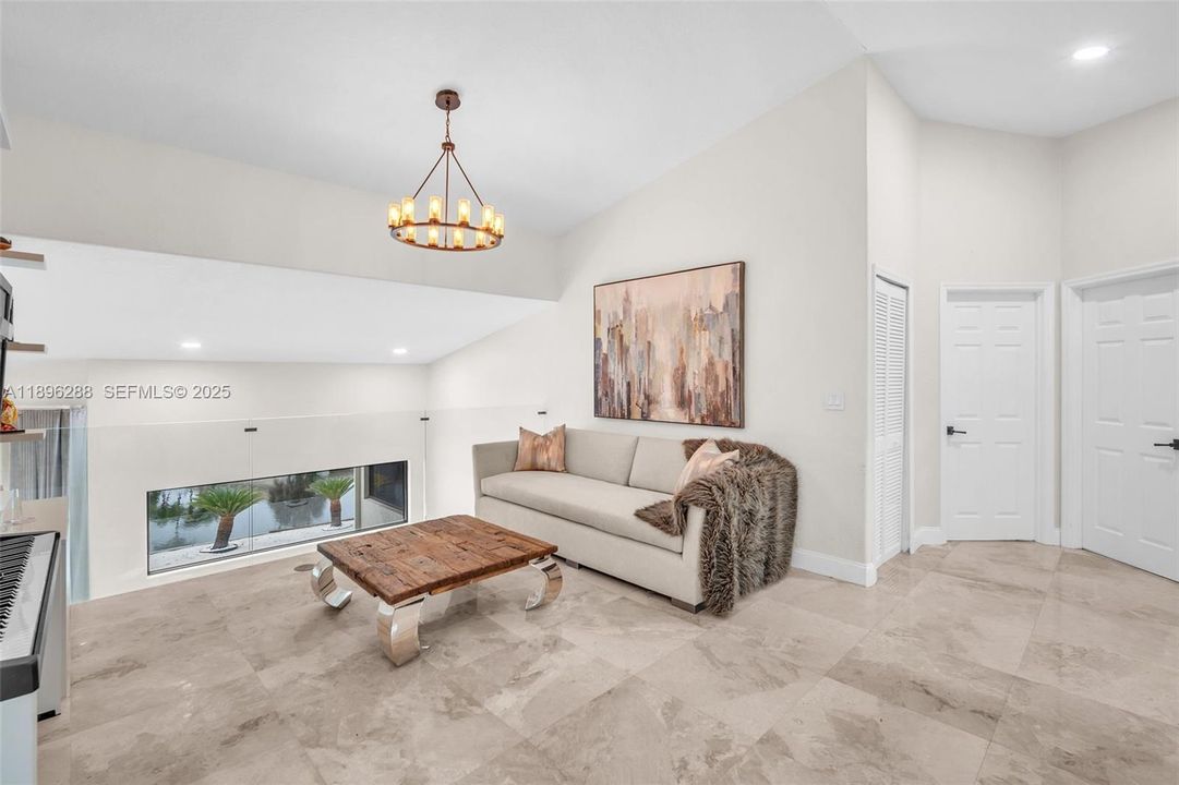 出租: $9,900 (5 贝兹, 3 浴室, 3285 平方英尺)