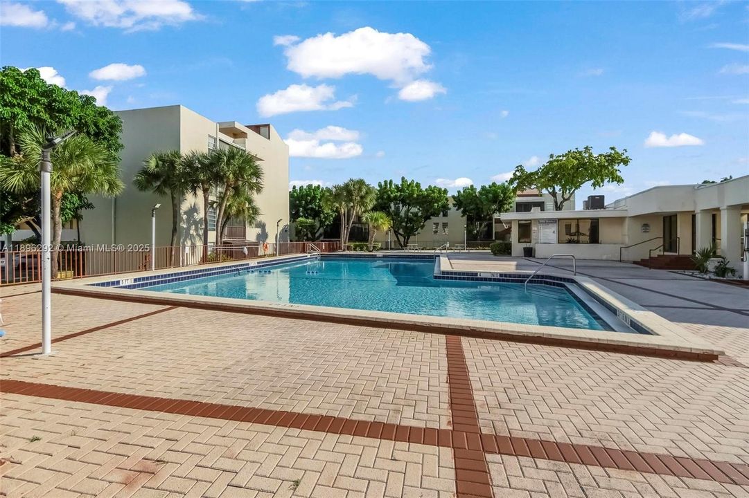 合同活跃: $245,000 (2 贝兹, 2 浴室, 968 平方英尺)