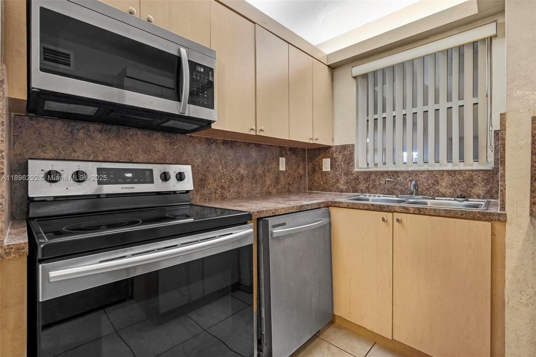 合同活跃: $245,000 (2 贝兹, 2 浴室, 968 平方英尺)