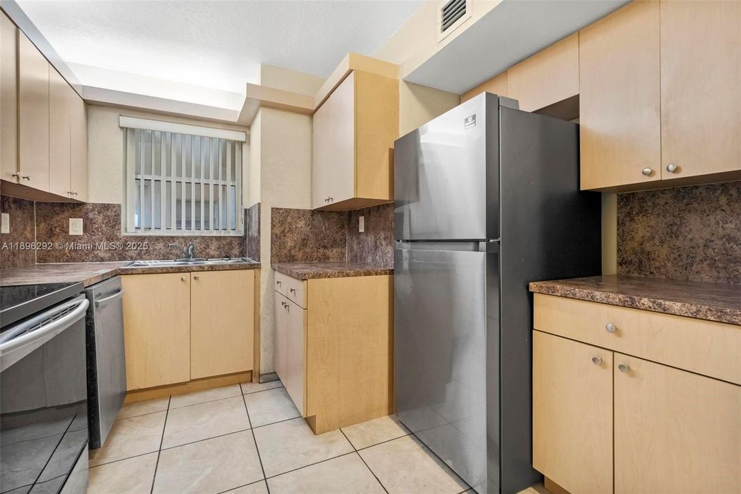 合同活跃: $245,000 (2 贝兹, 2 浴室, 968 平方英尺)