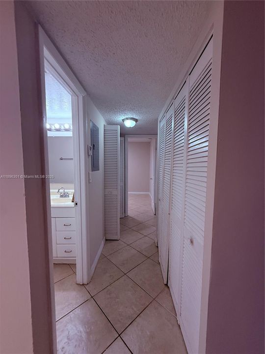 For Sale: $189,990 (2 beds, 2 baths, 905 Square Feet)