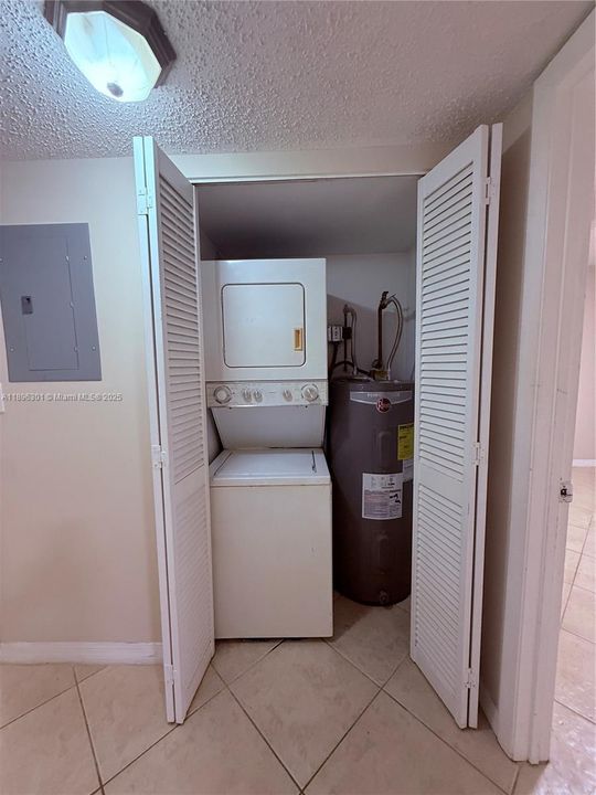 For Sale: $189,990 (2 beds, 2 baths, 905 Square Feet)