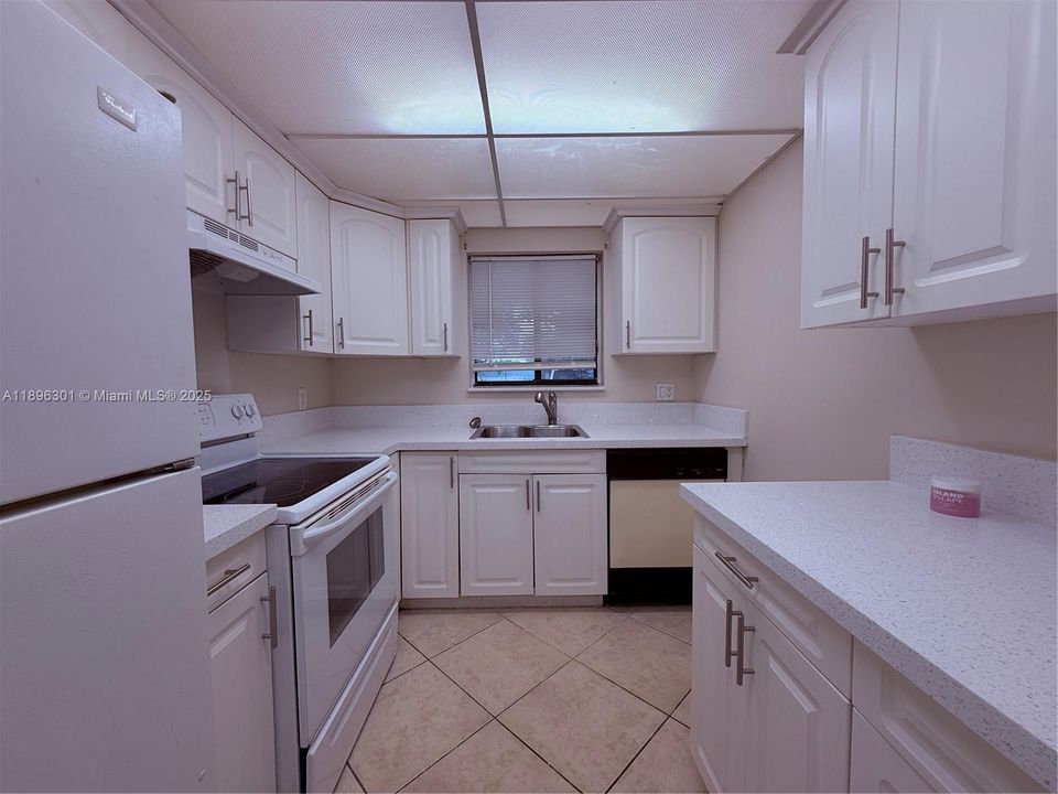 For Sale: $189,990 (2 beds, 2 baths, 905 Square Feet)