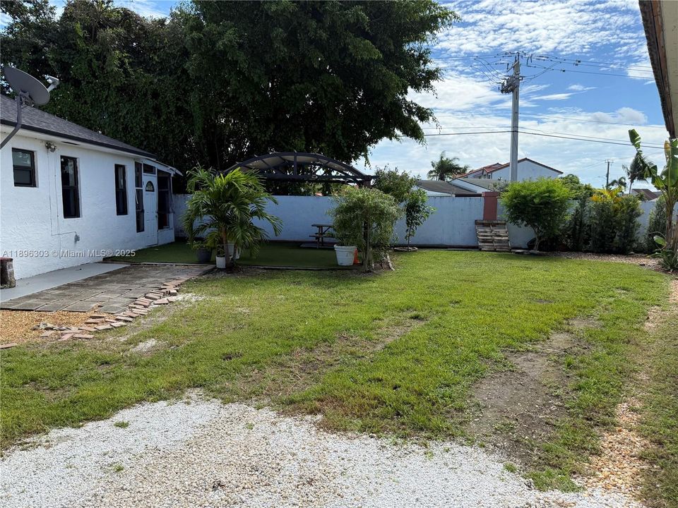 Recently Rented: $3,250 (4 beds, 2 baths, 1368 Square Feet)