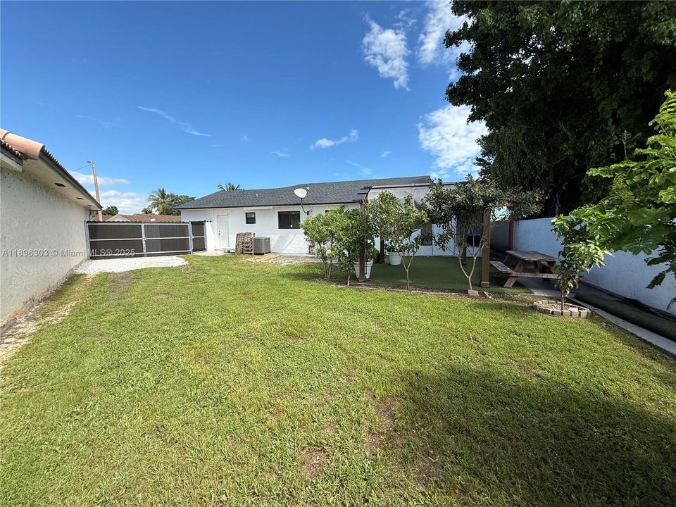 Recently Rented: $3,250 (4 beds, 2 baths, 1368 Square Feet)