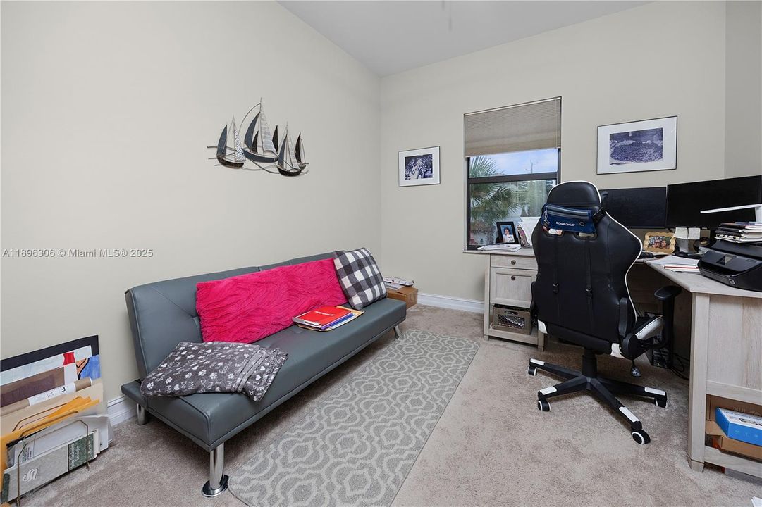 For Sale: $285,000 (3 beds, 2 baths, 1621 Square Feet)