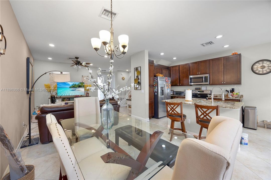 For Sale: $285,000 (3 beds, 2 baths, 1621 Square Feet)