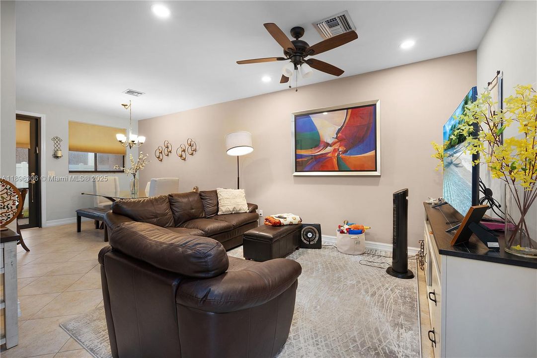 For Sale: $285,000 (3 beds, 2 baths, 1621 Square Feet)