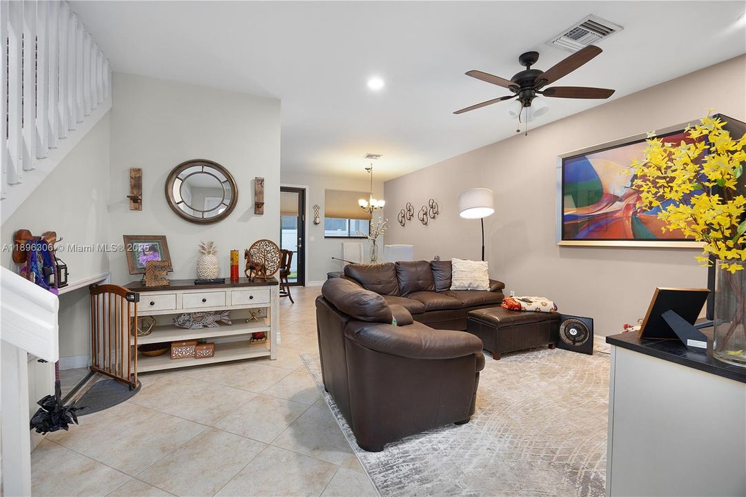 For Sale: $285,000 (3 beds, 2 baths, 1621 Square Feet)