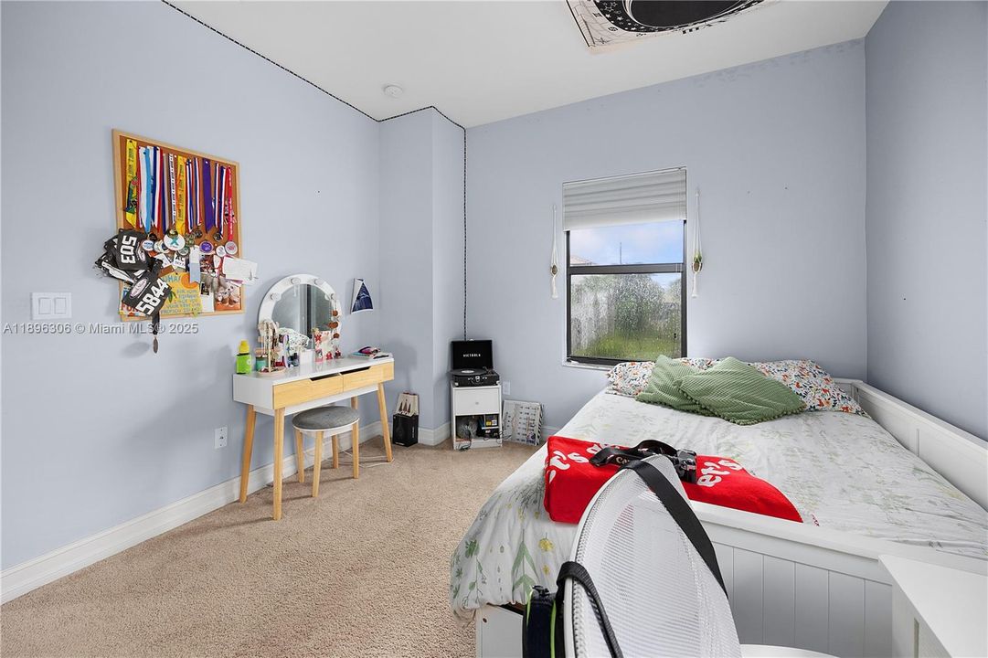 For Sale: $285,000 (3 beds, 2 baths, 1621 Square Feet)