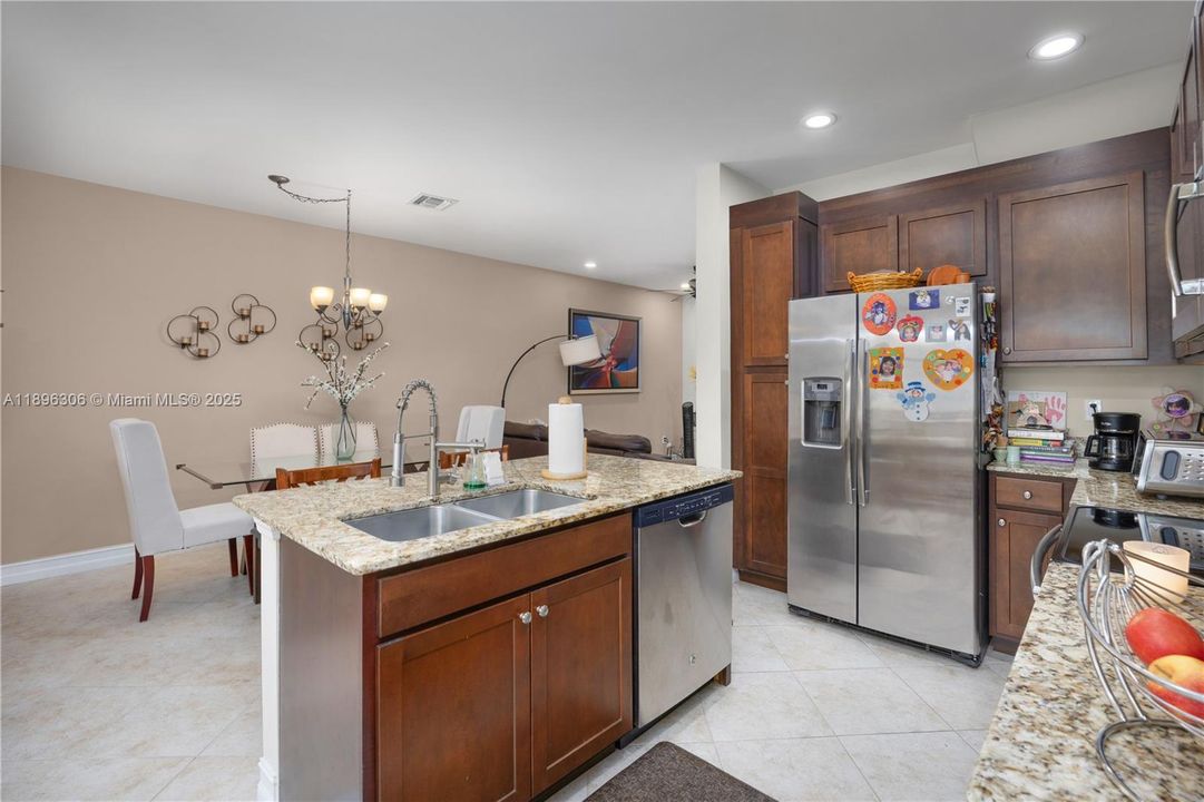 For Sale: $285,000 (3 beds, 2 baths, 1621 Square Feet)