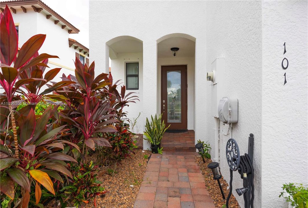 For Sale: $285,000 (3 beds, 2 baths, 1621 Square Feet)