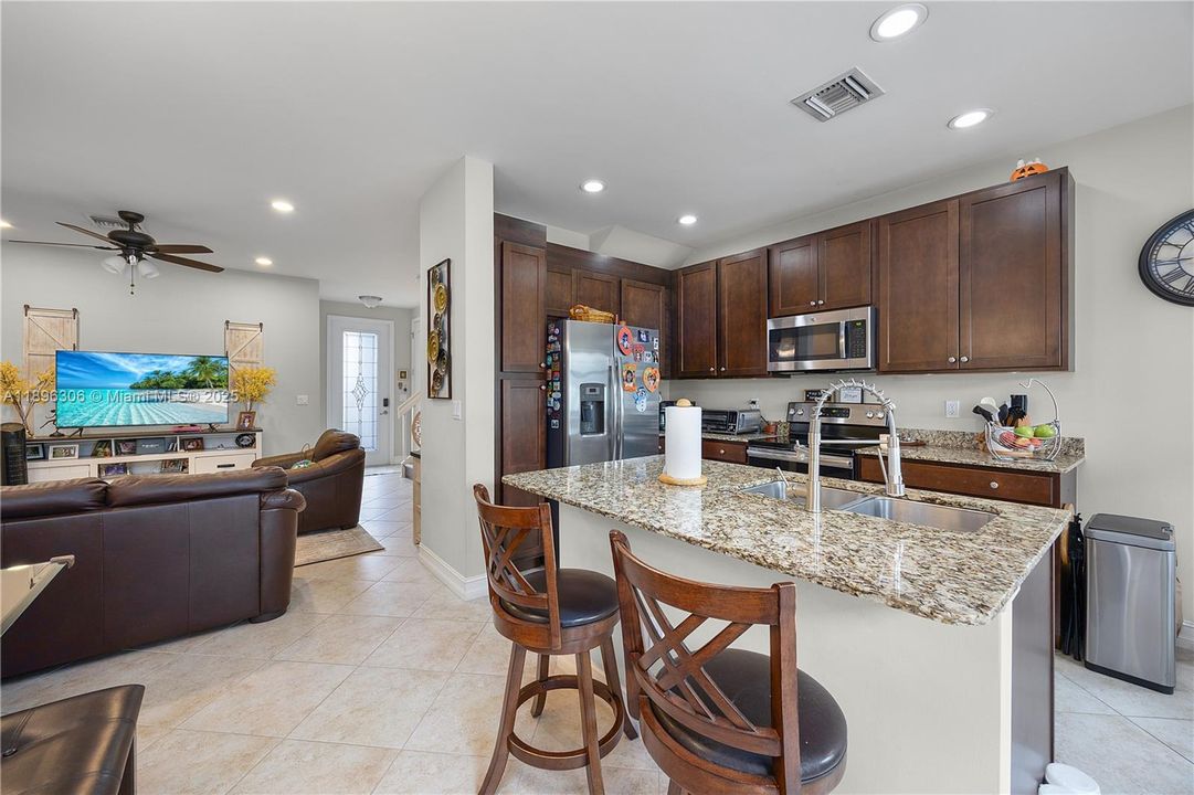 For Sale: $285,000 (3 beds, 2 baths, 1621 Square Feet)