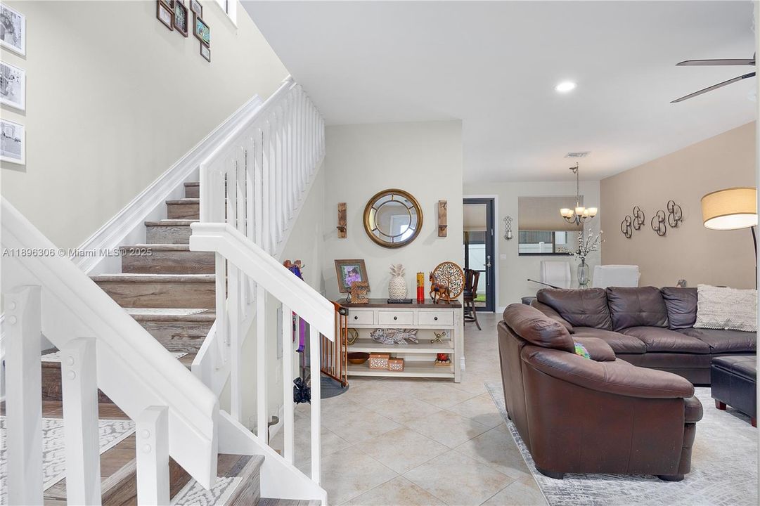 For Sale: $285,000 (3 beds, 2 baths, 1621 Square Feet)