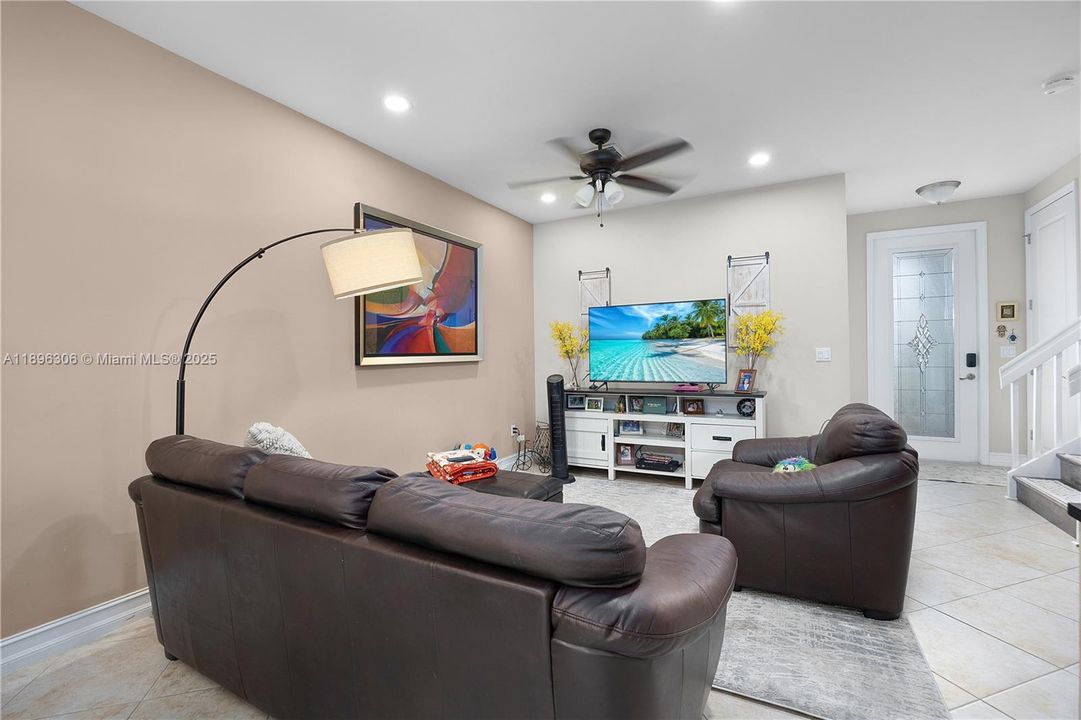 For Sale: $285,000 (3 beds, 2 baths, 1621 Square Feet)