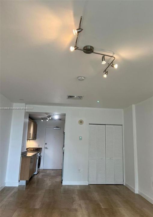 For Rent: $2,300 (0 beds, 1 baths, 386 Square Feet)