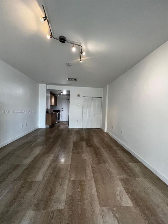 For Rent: $2,300 (0 beds, 1 baths, 386 Square Feet)