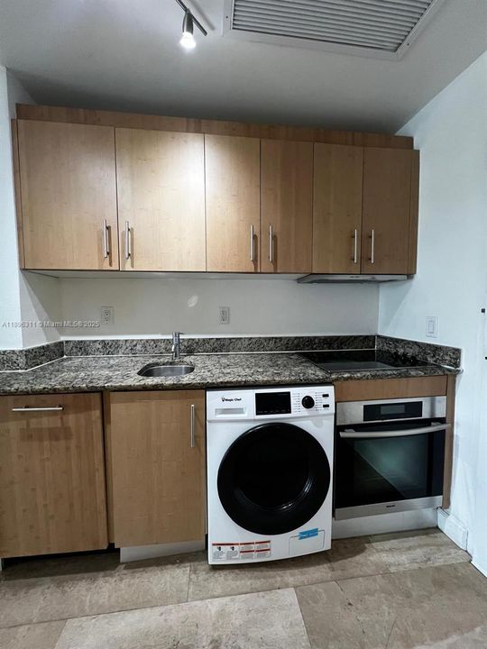 For Rent: $2,300 (0 beds, 1 baths, 386 Square Feet)