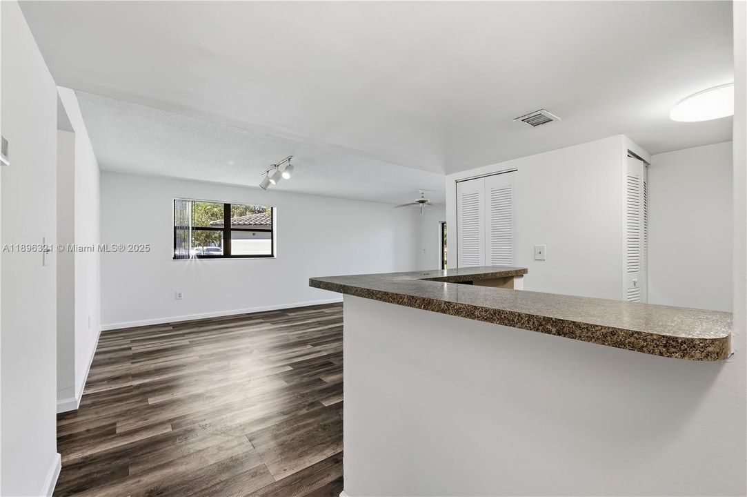 待售: $312,000 (3 贝兹, 2 浴室, 1216 平方英尺)