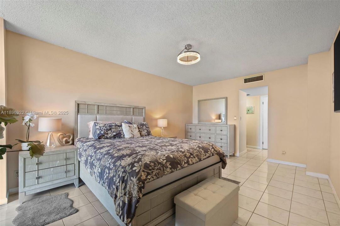 Activo con contrato: $222,222 (1 camas, 1 baños, 913 Pies cuadrados)