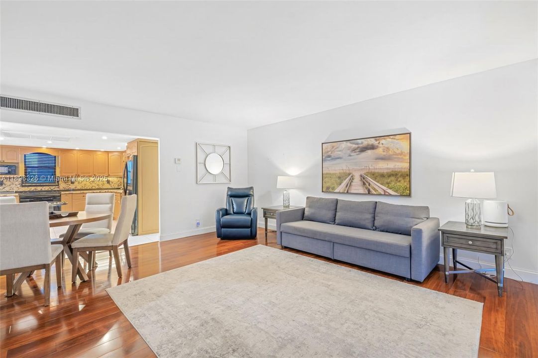 最近租的: $2,750 (1 贝兹, 2 浴室, 858 平方英尺)