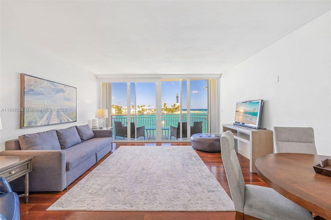 最近租的: $2,750 (1 贝兹, 2 浴室, 858 平方英尺)