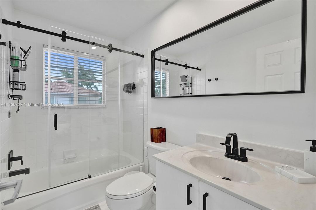 出租: $6,000 (4 贝兹, 3 浴室, 1997 平方英尺)