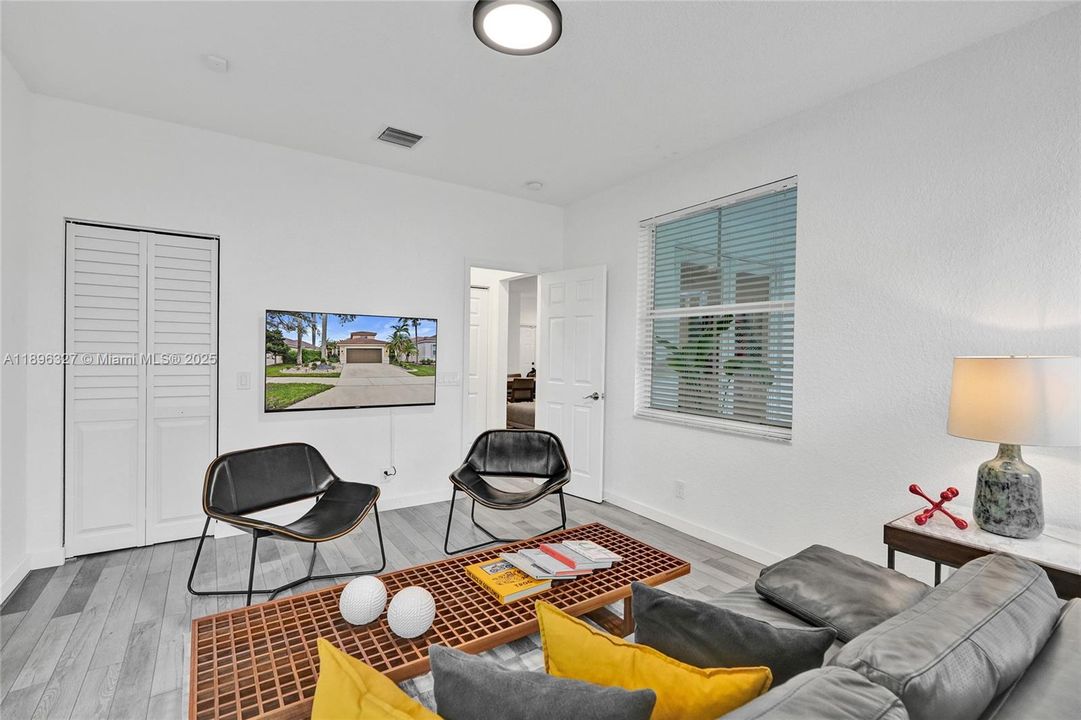 出租: $6,000 (4 贝兹, 3 浴室, 1997 平方英尺)