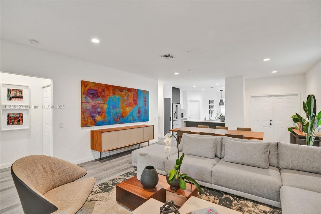 出租: $6,000 (4 贝兹, 3 浴室, 1997 平方英尺)