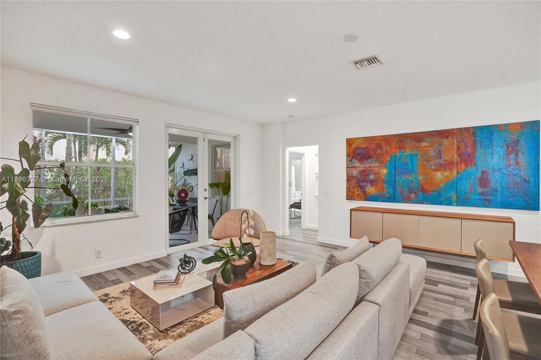 出租: $6,000 (4 贝兹, 3 浴室, 1997 平方英尺)