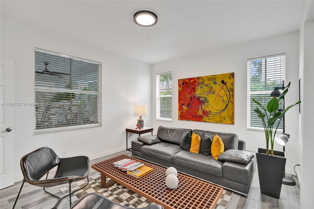 出租: $6,000 (4 贝兹, 3 浴室, 1997 平方英尺)