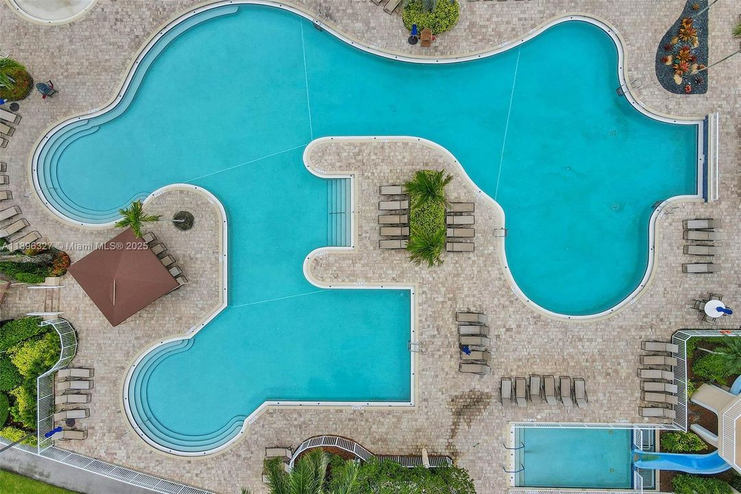 出租: $6,000 (4 贝兹, 3 浴室, 1997 平方英尺)