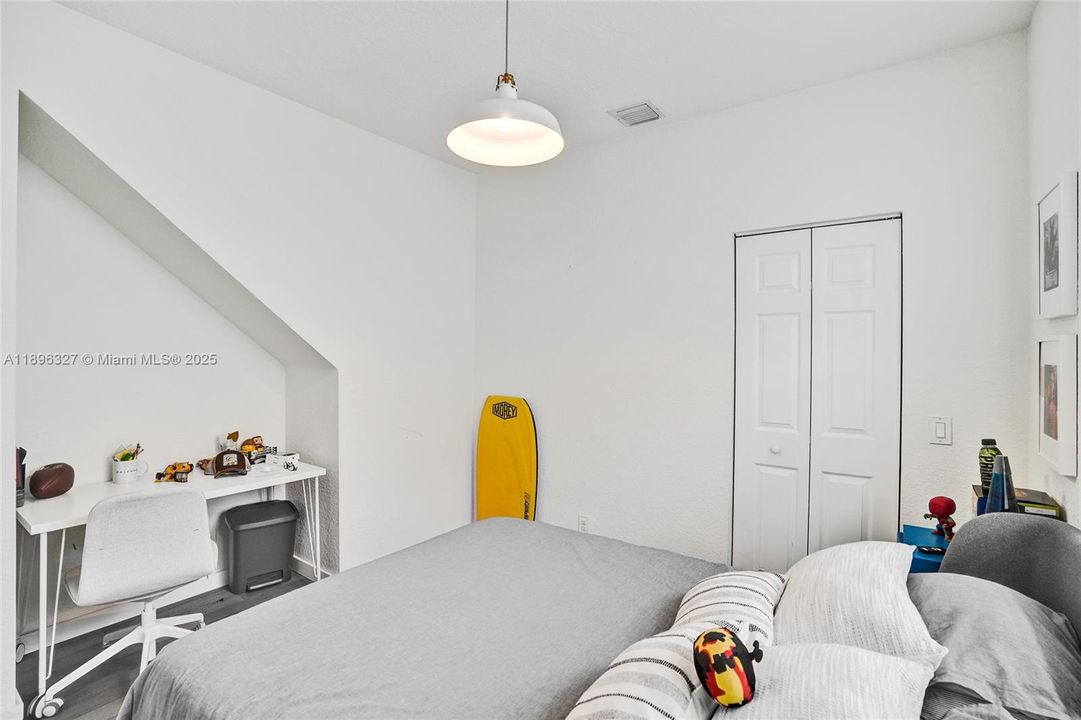 出租: $6,000 (4 贝兹, 3 浴室, 1997 平方英尺)