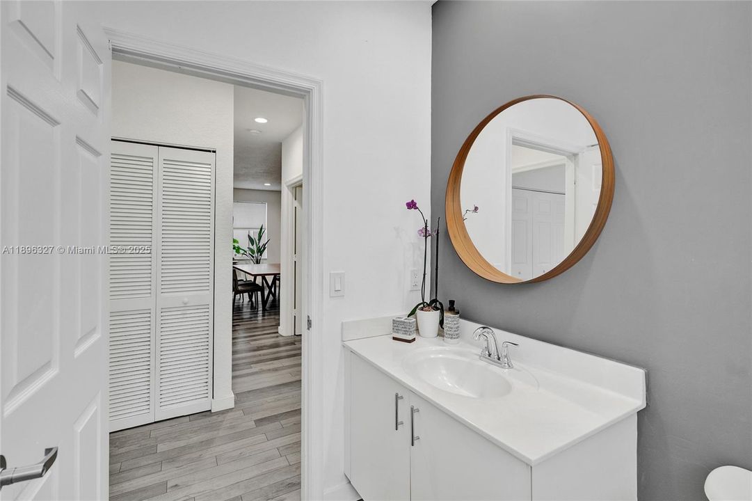 出租: $6,000 (4 贝兹, 3 浴室, 1997 平方英尺)