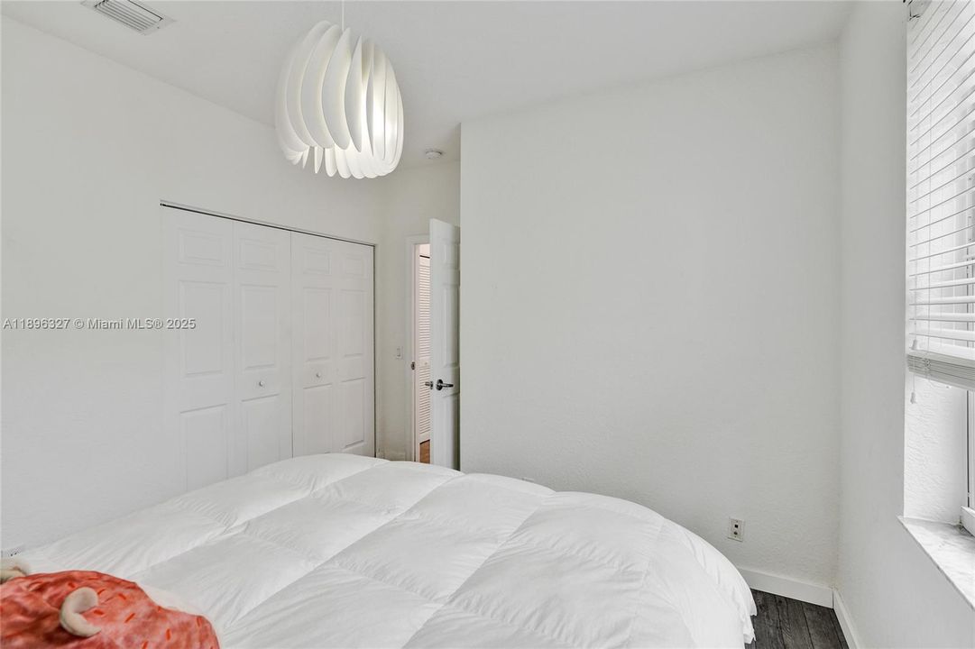 出租: $6,000 (4 贝兹, 3 浴室, 1997 平方英尺)