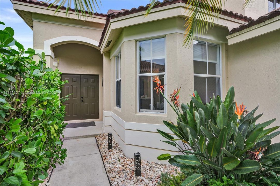 出租: $6,000 (4 贝兹, 3 浴室, 1997 平方英尺)