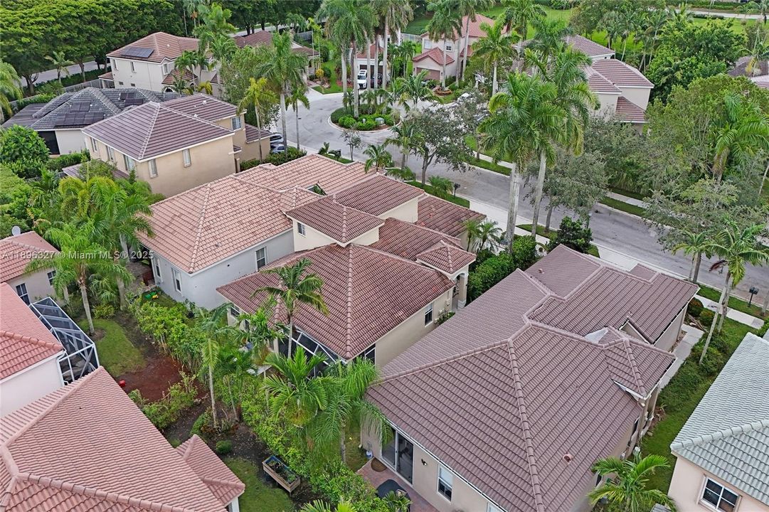 出租: $6,000 (4 贝兹, 3 浴室, 1997 平方英尺)