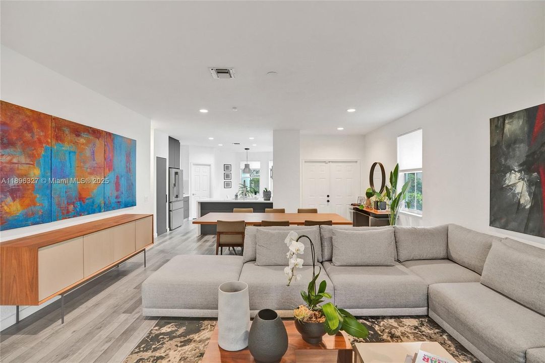 出租: $6,000 (4 贝兹, 3 浴室, 1997 平方英尺)