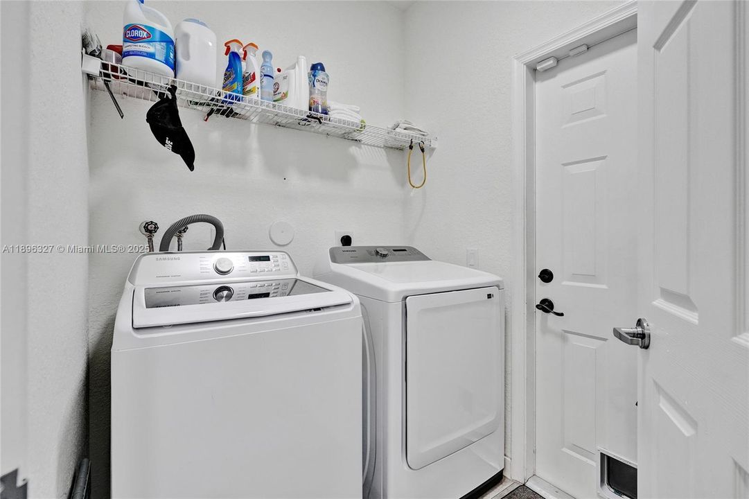 出租: $6,000 (4 贝兹, 3 浴室, 1997 平方英尺)