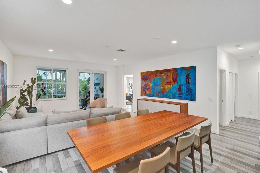 出租: $6,000 (4 贝兹, 3 浴室, 1997 平方英尺)