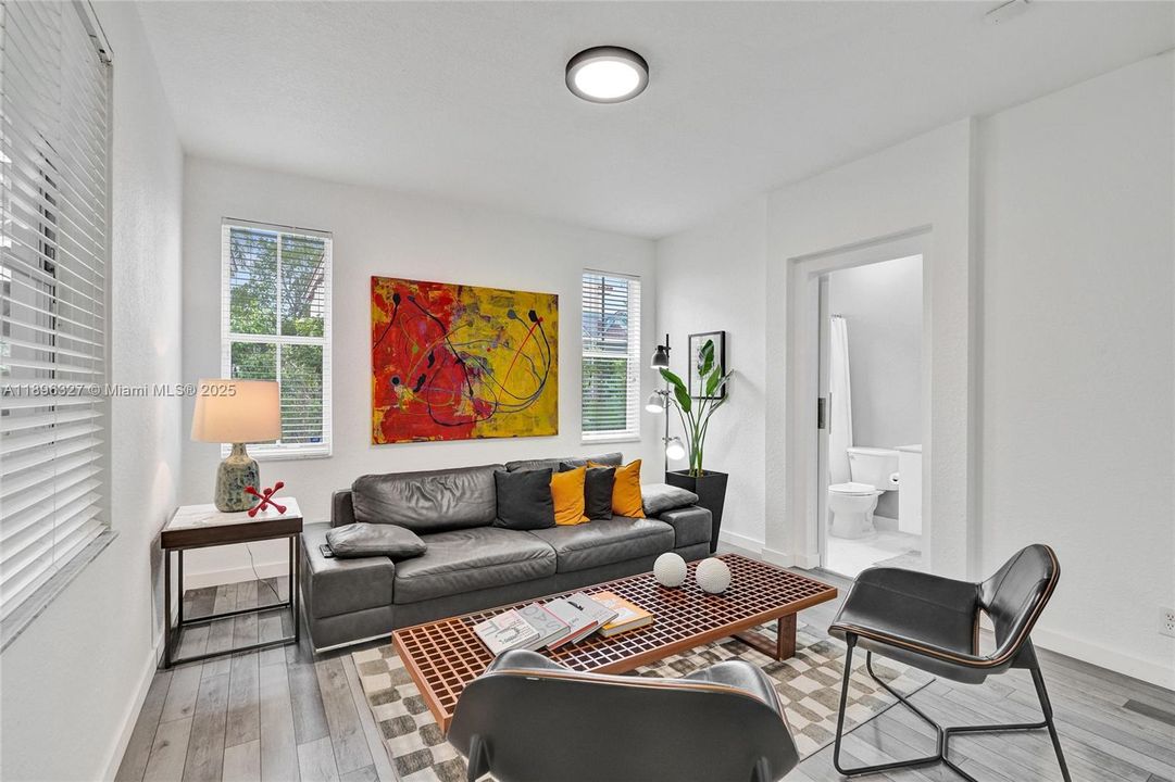 出租: $6,000 (4 贝兹, 3 浴室, 1997 平方英尺)