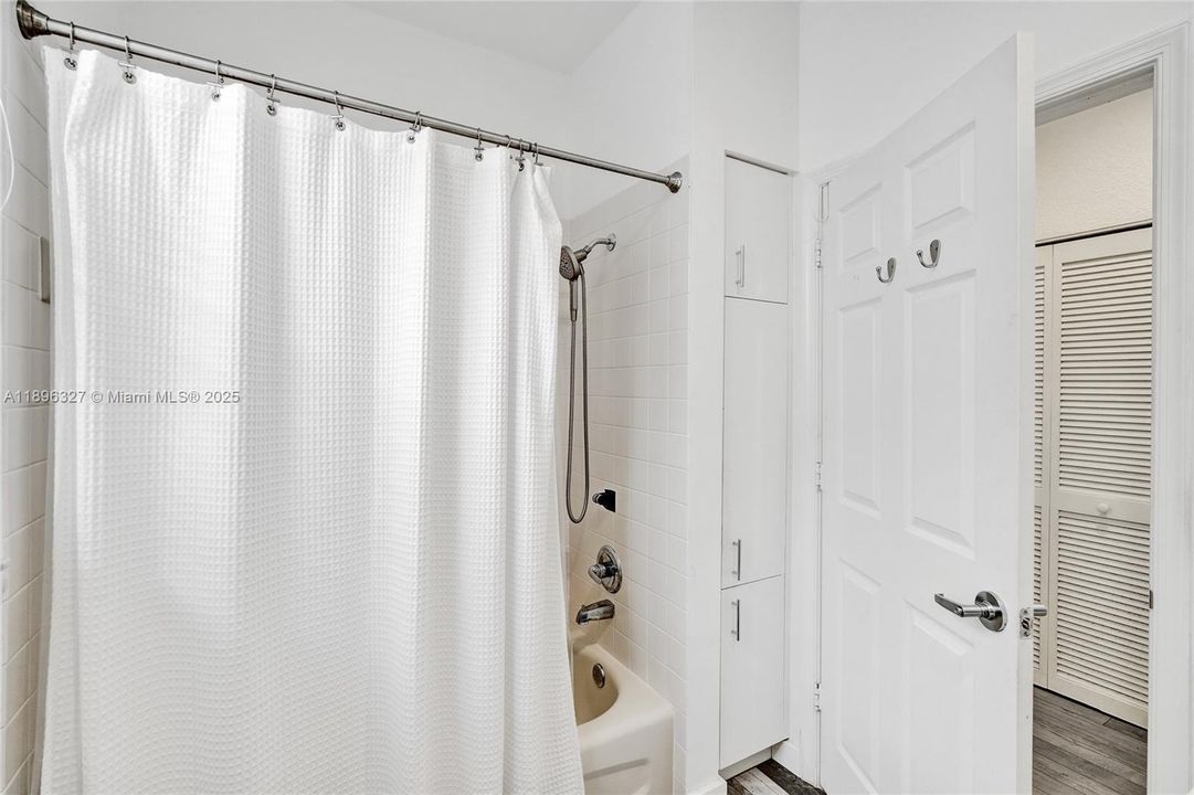 出租: $6,000 (4 贝兹, 3 浴室, 1997 平方英尺)