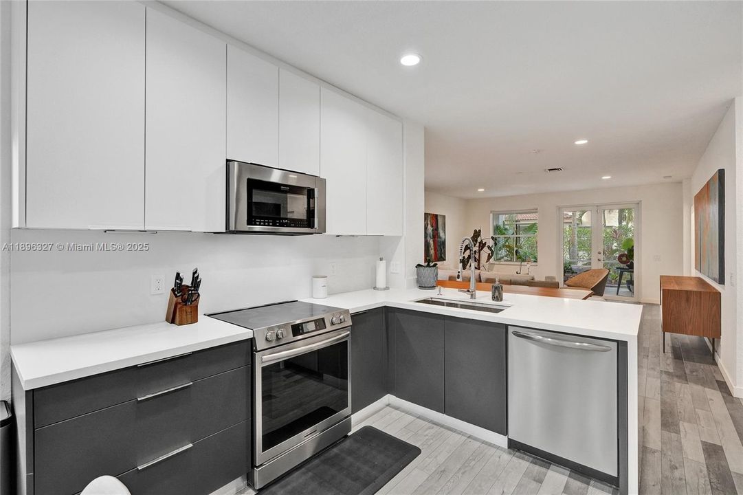 出租: $6,000 (4 贝兹, 3 浴室, 1997 平方英尺)