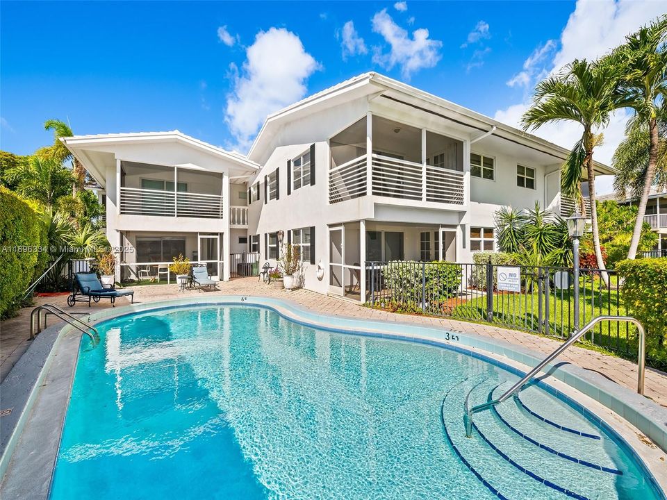 For Sale: $304,900 (2 beds, 2 baths, 942 Square Feet)