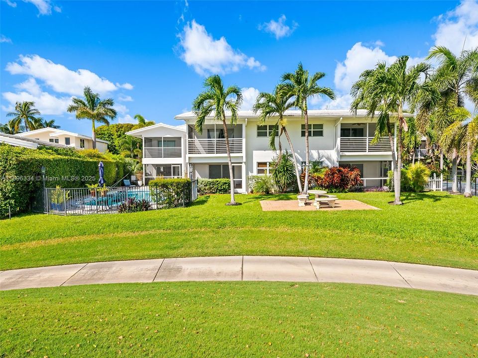 For Sale: $304,900 (2 beds, 2 baths, 942 Square Feet)