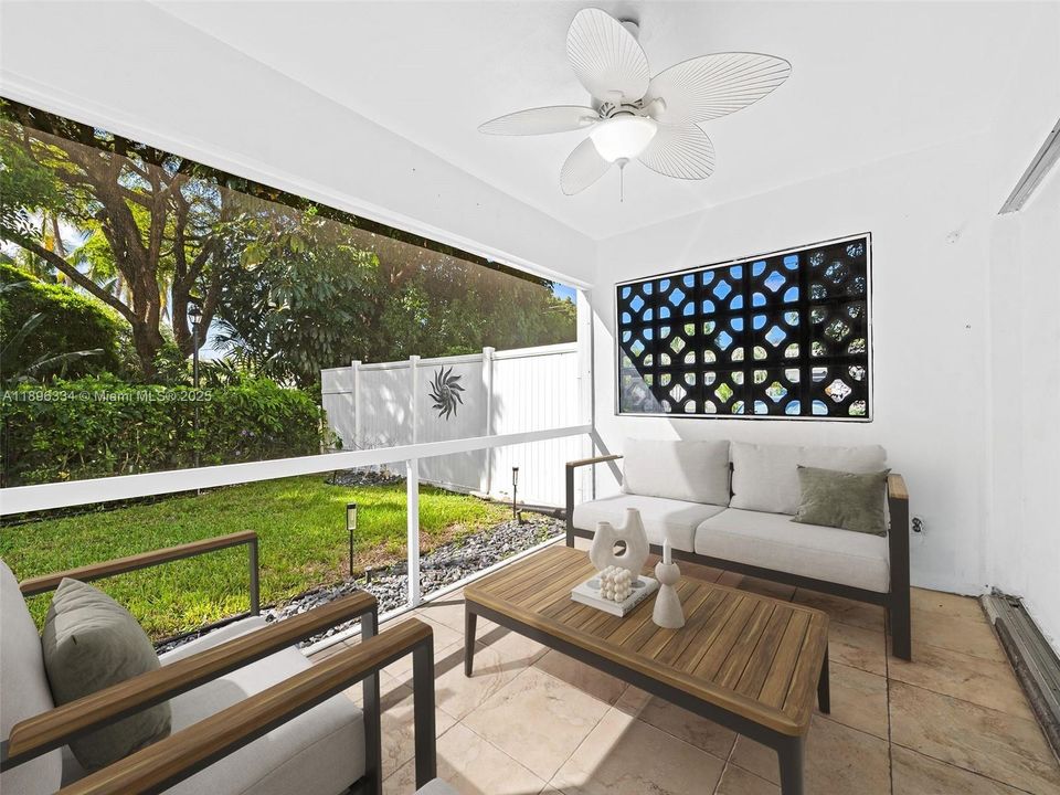 For Sale: $304,900 (2 beds, 2 baths, 942 Square Feet)