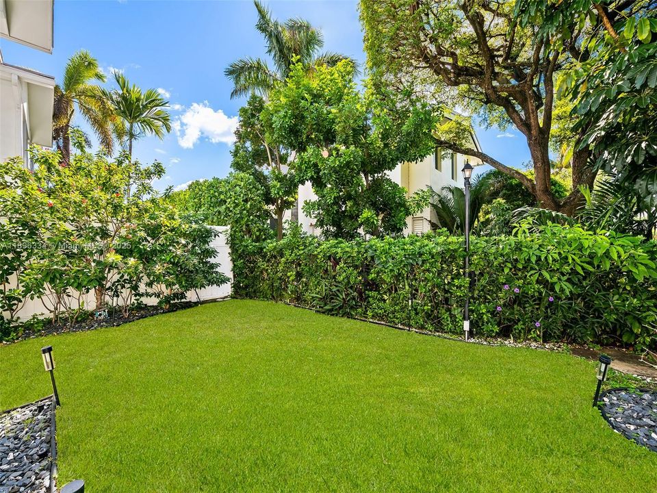 For Sale: $304,900 (2 beds, 2 baths, 942 Square Feet)